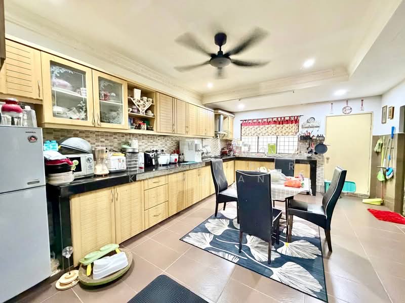2-storey Terraced House for Sale in Taman Dato Demang (Seri Kembangan) - Keasavan Hari Krishnan - Kitchen - PropertyGuru.com.my