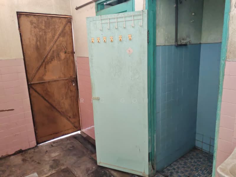 Rumah Teres 1.5 Tingkat untuk Dijual di Taman Desa Makmur (Lunas) - Ric Goh - Bathroom - PropertyGuru.com.my