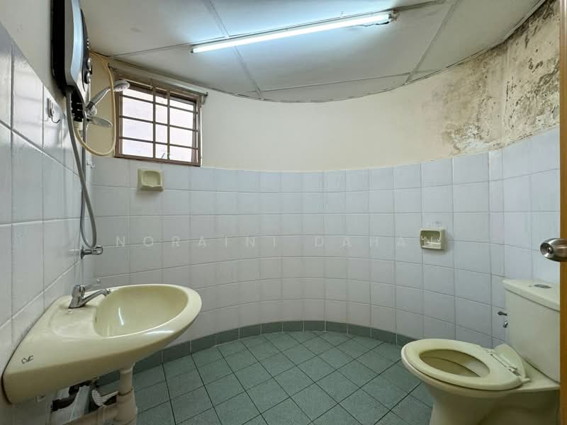 Pangsapuri untuk Dijual di Melur Apartment - Noraini Dahan - Bathroom - PropertyGuru.com.my
