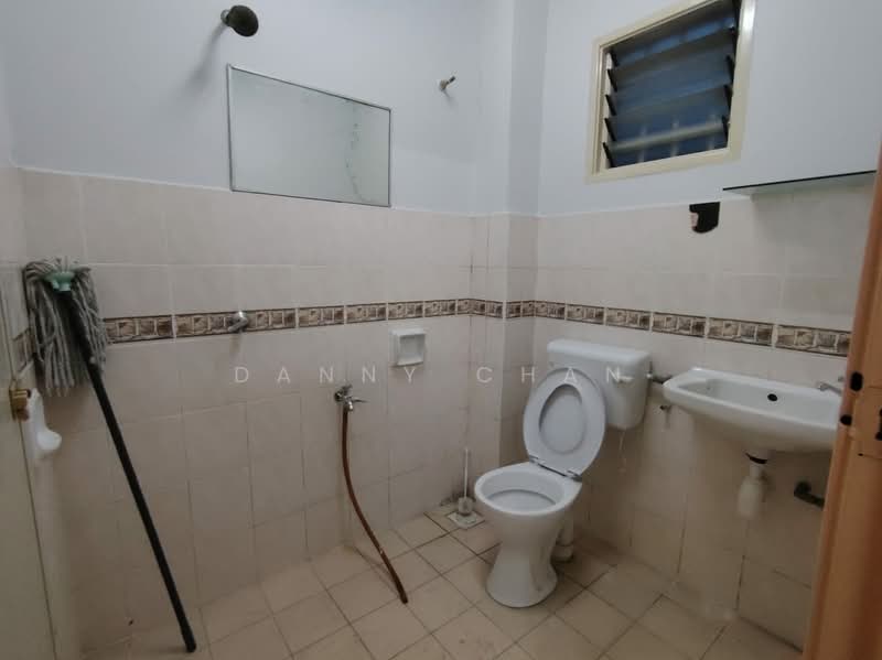 2-storey Terraced House for Rent in Taman Putra Prima (Puchong) - Danny Chan - Bathroom - PropertyGuru.com.my