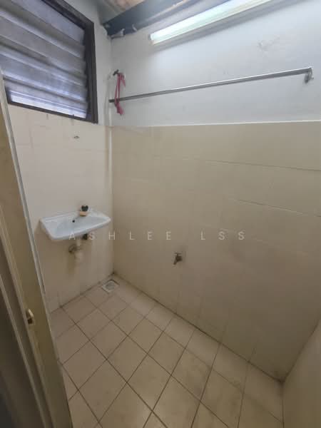 Rumah Flat untuk Disewa di Flat Taman Bukit Angkasa - Ashlee LSS - Bathroom - PropertyGuru.com.my