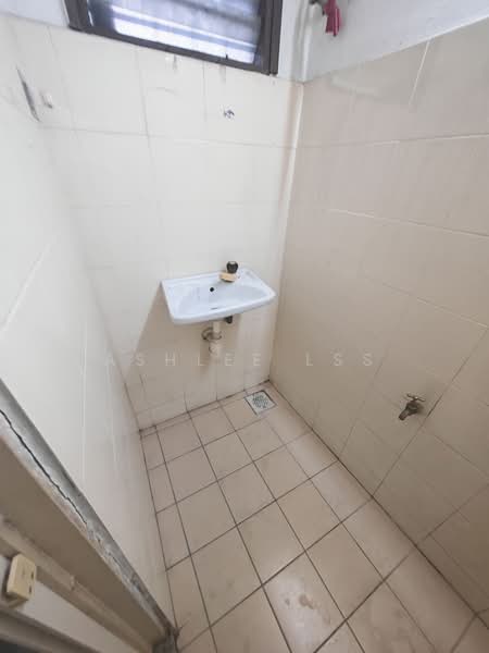 Rumah Flat untuk Disewa di Flat Taman Bukit Angkasa - Ashlee LSS - Bathroom - PropertyGuru.com.my