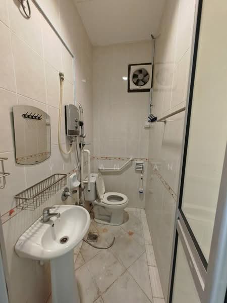 Rumah Teres 2 Tingkat untuk Dijual di Bandar Tun Hussein Onn (Cheras) - Vivian Tan - Bathroom - PropertyGuru.com.my