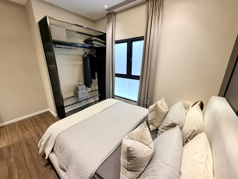 Service Residence for Sale at The Aldenz - Ric Foo - Bedroom with Built-in Wardrobe - PropertyGuru.com.my