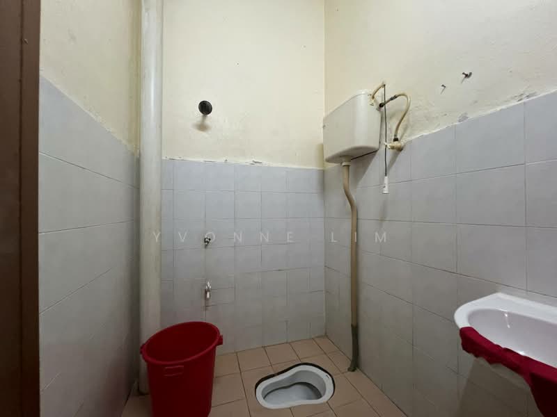 Rumah Teres 1 Tingkat untuk Dijual di Taman Universiti (Skudai) - Yvonne Lim - Bathroom - PropertyGuru.com.my