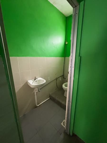 Kedai untuk Disewa di Taman Bukit Tiram (Ulu Tiram) - Luis Lim - Bathroom - PropertyGuru.com.my