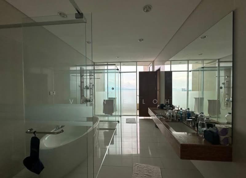 Kondominium untuk Disewa di 8 Gurney (The Shore Condominium) - Vinnie Loh - Bathroom - PropertyGuru.com.my
