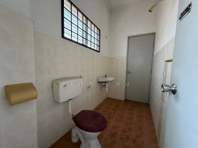 2-storey Terraced House for Sale in Taman Delima (Banting) - Leon Chu - Bathroom - PropertyGuru.com.my