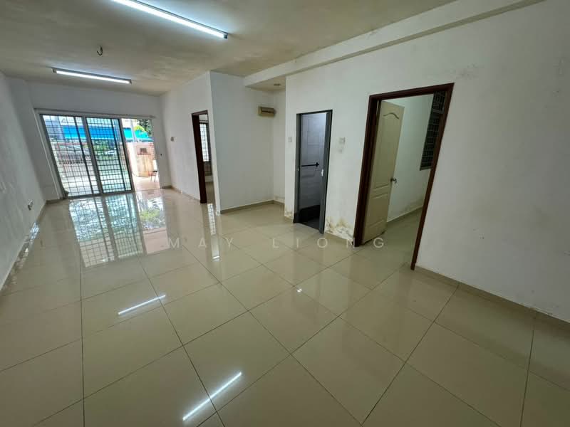 Townhouse for Sale in Taman Bukit Serdang (Seri Kembangan) - May Liong - Living Room - PropertyGuru.com.my