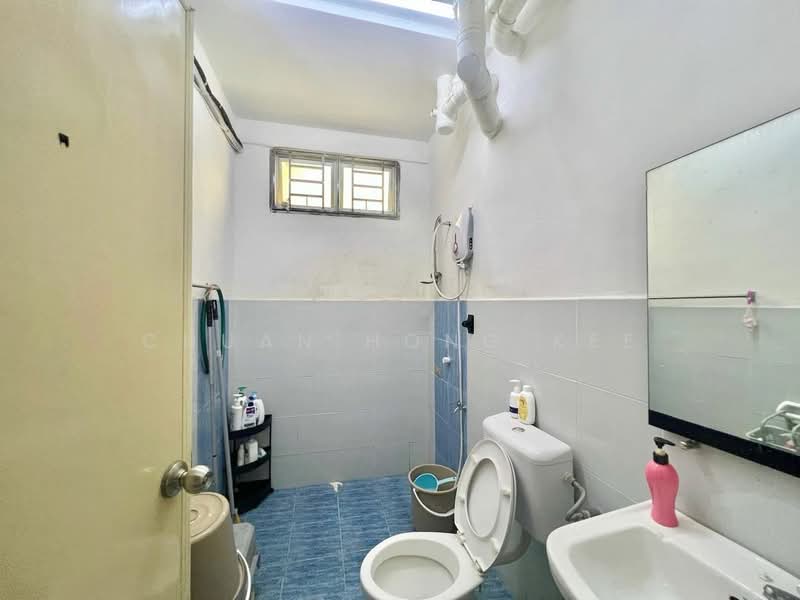 Pangsapuri untuk Dijual di Indah Court Apartment - Chuan Hong Kee - Bathroom - PropertyGuru.com.my