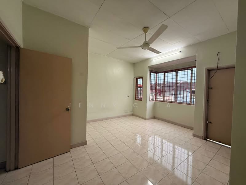 Rumah Teres 2 Tingkat untuk Disewa di Semenyih (Selangor) - Jenny Chia - Living Room - PropertyGuru.com.my
