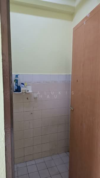 Rumah Flat untuk Dijual di Flat Dahlia - Shalukis Hau - Bathroom - PropertyGuru.com.my