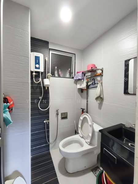 Apartment for Sale at Serdang Villa Apartment - Yenn Chong - Bathroom - PropertyGuru.com.my