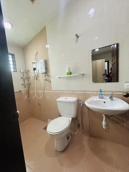 2-storey Terraced House for Sale in SS18 (Subang Jaya) - Yamuna Devi Krishnan Kutty - Attached bathroom for room 1 downstairs  - PropertyGuru.com.my