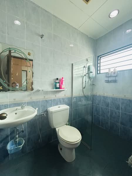 2-storey Terraced House for Sale in SS18 (Subang Jaya) - Yamuna Devi Krishnan Kutty - Attached bathroom (4) for room 3  - PropertyGuru.com.my