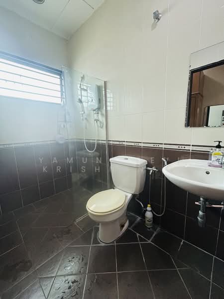 2-storey Terraced House for Sale in SS18 (Subang Jaya) - Yamuna Devi Krishnan Kutty - Bathroom (5th ) for bedroom 4  - PropertyGuru.com.my