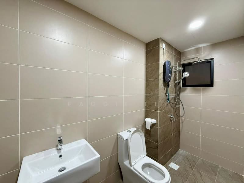 Service Residence for Sale at Veranda Residence - Paggie Tee - Bathroom - PropertyGuru.com.my