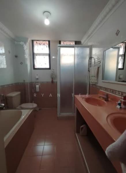 Rumah Berkembar untuk Dijual di Bandar Sri Damansara (Selangor) - Ryan Tee - Bathroom - PropertyGuru.com.my
