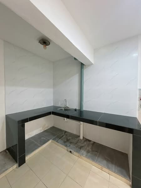 Pangsapuri untuk Dijual di Lakeview Apartments - Daniel Yong - Kitchen - PropertyGuru.com.my