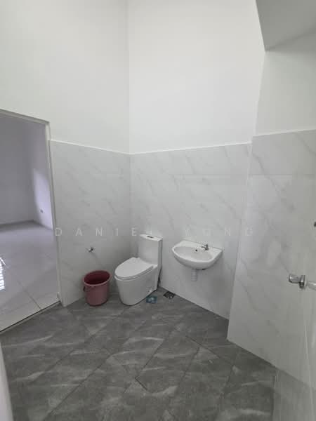 2-storey Terraced House for Sale in Taman Bukit Mewah (Tampoi) - Daniel Yong - Bathroom - PropertyGuru.com.my