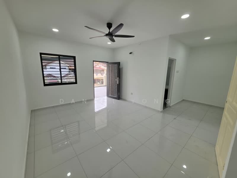 2-storey Terraced House for Sale in Taman Bukit Mewah (Tampoi) - Daniel Yong - Living Room - PropertyGuru.com.my