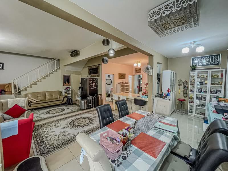 2-storey Terraced House for Sale in D'alpinia (Puchong) - Ilman Nahri - Living Room - PropertyGuru.com.my