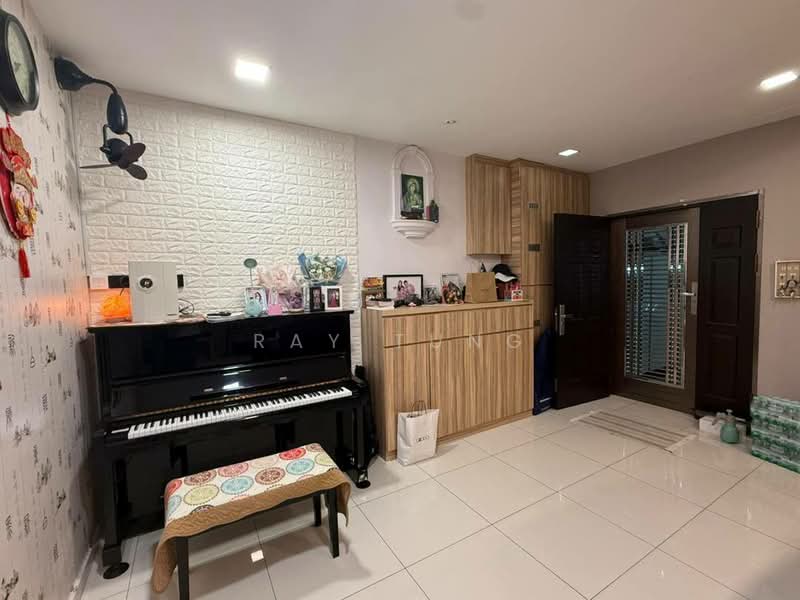 Rumah Teres 2 Tingkat untuk Dijual di Taman Mount Austin (Tebrau) - Ray Tung - Living Room - PropertyGuru.com.my