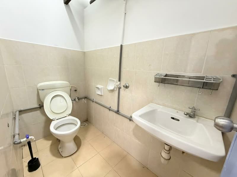 Shop for Sale in Taman Ehsan Jaya (Ulu Tiram) - Daniel Yong - Bathroom - PropertyGuru.com.my