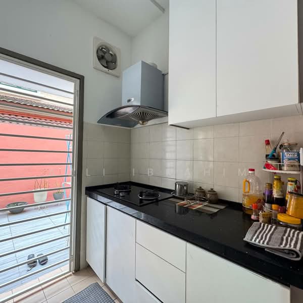 Townhouse for Sale in Saujana Melawati (Melawati) - Azli Ibrahim - Kitchen - PropertyGuru.com.my
