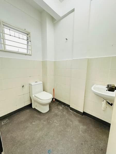Rumah Teres 2 Tingkat untuk Dijual di Taman Rawang Tin (Rawang) - Alice Low - Bathroom - PropertyGuru.com.my
