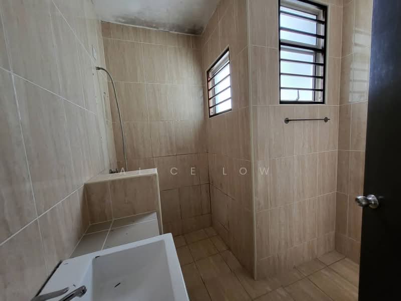 2-storey Terraced House for Sale in Kota Emerald (Rawang) - Alice Low - Bathroom - PropertyGuru.com.my