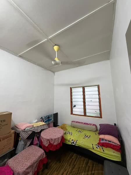 1-storey Terraced House for Sale in Taman Pinggiran Senawang (Sungai Gadut) - Azrul Othman - Bedroom - PropertyGuru.com.my