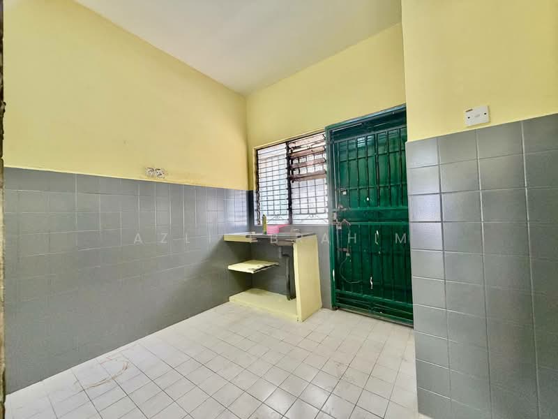 2-storey Terraced House for Sale in Taman Desaria (Petaling Jaya) - Azli Ibrahim - Kitchen - PropertyGuru.com.my