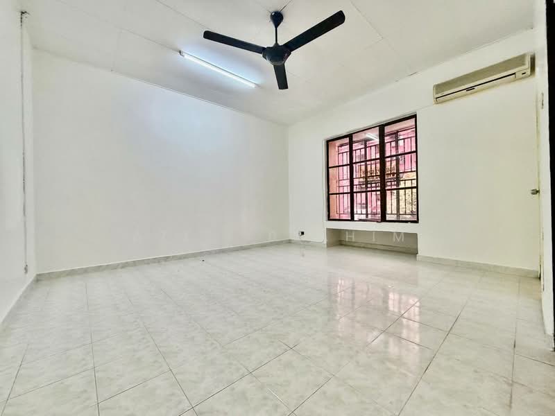 2-storey Terraced House for Sale in Taman Desaria (Petaling Jaya) - Azli Ibrahim - Living Room - PropertyGuru.com.my