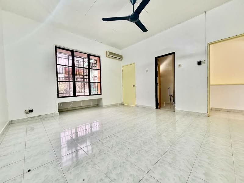 2-storey Terraced House for Sale in Taman Desaria (Petaling Jaya) - Azli Ibrahim - Living Room - PropertyGuru.com.my