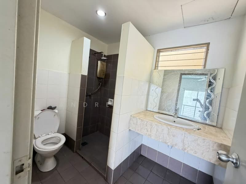 Rumah Bandar untuk Dijual di Kampung Sungai Kayu Ara (Petaling Jaya) - Andrew Pang - Bathroom - PropertyGuru.com.my