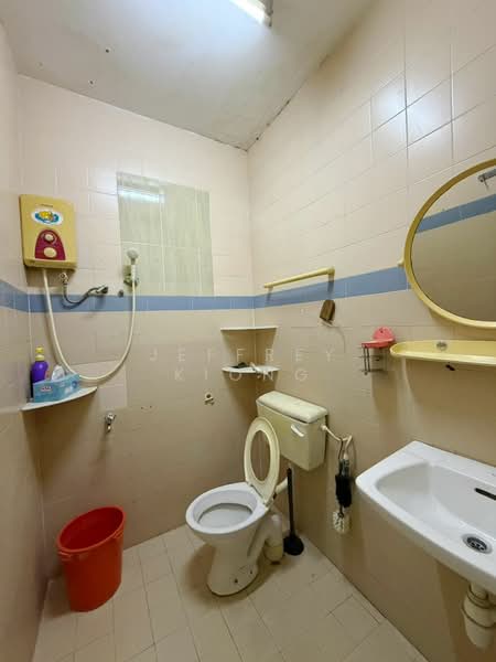Rumah Teres 1.5 Tingkat untuk Dijual di Taman Bukit Jaya (Ulu Tiram) - Jeffrey Kiong - Bathroom - PropertyGuru.com.my