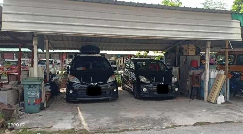 1-storey Terraced House for Sale in Taman Salak Selatan (Salak South) - Azli Ibrahim - Car Park - PropertyGuru.com.my