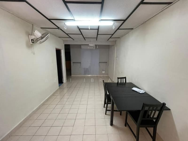 1-storey Terraced House for Sale in Taman Salak Selatan (Salak South) - Azli Ibrahim - Dining Room - PropertyGuru.com.my