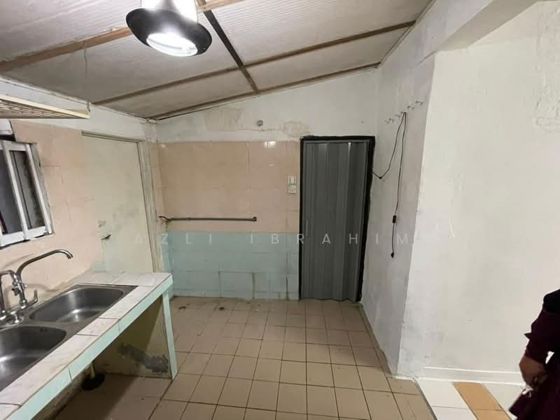 1-storey Terraced House for Sale in Taman Salak Selatan (Salak South) - Azli Ibrahim - Kitchen - PropertyGuru.com.my