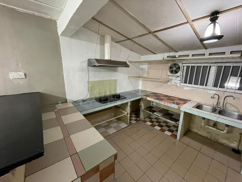 1-storey Terraced House for Sale in Taman Salak Selatan (Salak South) - Azli Ibrahim - Kitchen - PropertyGuru.com.my
