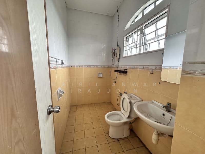 Rumah Berkembar untuk Dijual di Bukit Bandaraya (Shah Alam) - Khairil Anwar Sirajudin - Bathroom - PropertyGuru.com.my