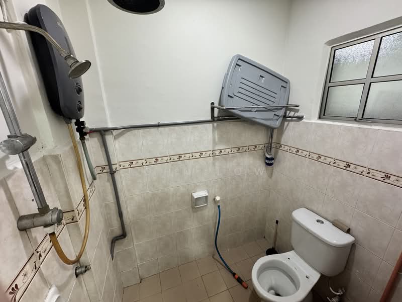 Rumah Banglo untuk Disewa di Taman Putri Kulai (Kulai) - John Low - Bathroom - PropertyGuru.com.my
