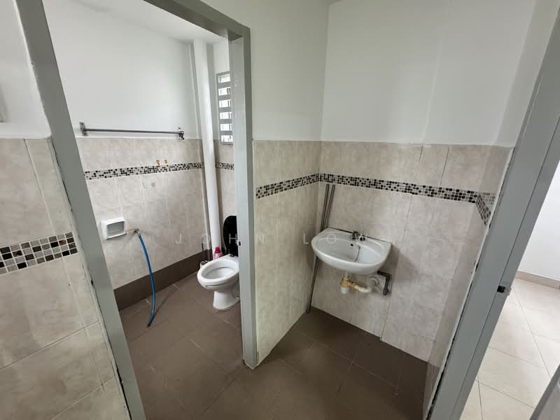 Rumah Banglo untuk Disewa di Taman Putri Kulai (Kulai) - John Low - Bathroom - PropertyGuru.com.my