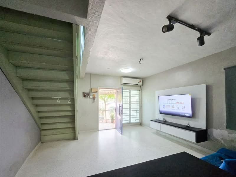 2-storey Terraced House for Sale in Seksyen 17 (Shah Alam) - Azli Ibrahim - Living Room - PropertyGuru.com.my