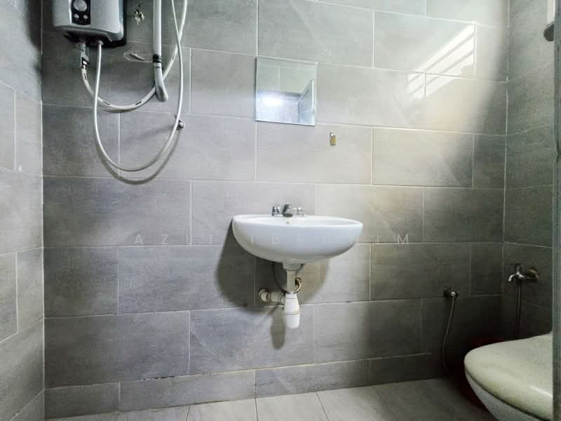 2-storey Terraced House for Sale in Seksyen 17 (Shah Alam) - Azli Ibrahim - Bathroom - PropertyGuru.com.my