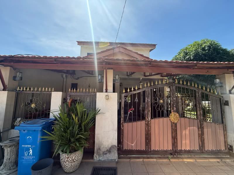 2-storey Terraced House for Sale in Seksyen 24 (Shah Alam) - Azli Ibrahim - Exterior - PropertyGuru.com.my