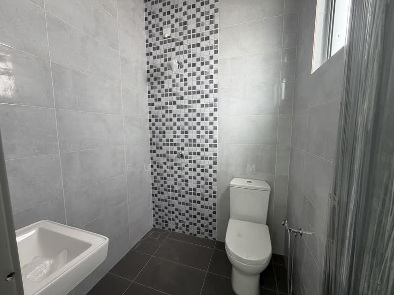 3-storey Terraced House for Sale in Jawi (Nibong Tebal) - Fung Lim - Bathroom - PropertyGuru.com.my