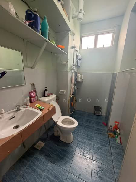 Pangsapuri untuk Dijual di Indah Court Apartment - Justin Kong - Bathroom - PropertyGuru.com.my