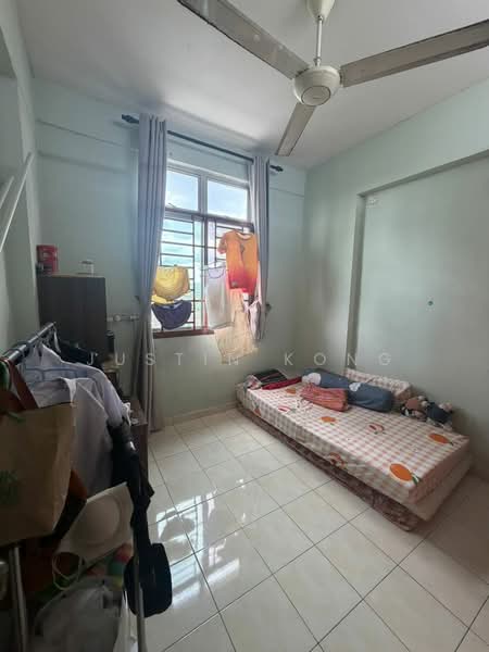 Pangsapuri untuk Dijual di Indah Court Apartment - Justin Kong - Bedroom - PropertyGuru.com.my